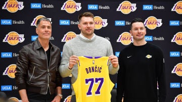 Luka Doncic en su presentación con los Lakers