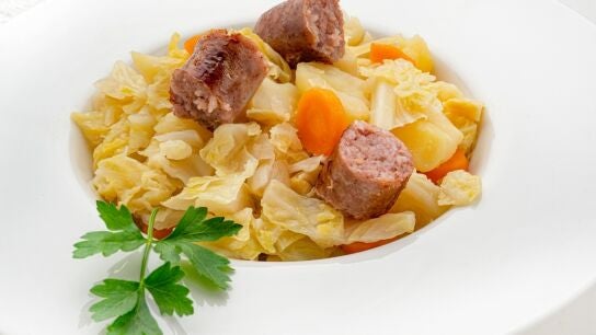 Receta de col con patatas y butifarra, de Karlos Argui&ntilde;ano
