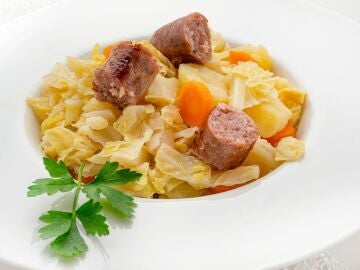 Receta de col con patatas y butifarra, de Karlos Argui&ntilde;ano