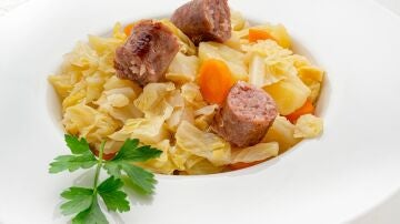 Receta de col con patatas y butifarra, de Karlos Arguiñano