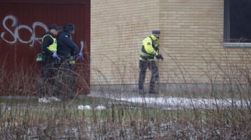 Policía en la escuela de Västhaga en Örebro, Suecia