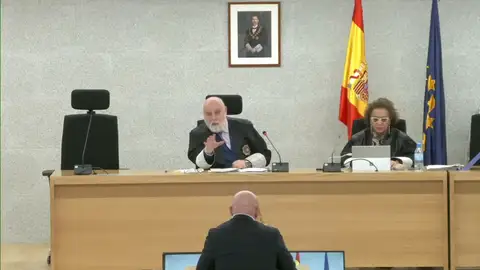 El juez del caso Rubiales corta en seco a De la Fuente: "Usted viene a hablar de lo que se le pregunte" El juez del caso Rubiales corta en seco a De la Fuente: "Usted viene a hablar de lo que se le pregunte"