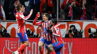 Giualiano Simeone celebra uno de sus goles ante el Getate con Griezmann y Rodrigo de Paul