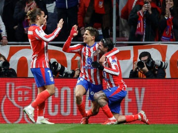 Giualiano Simeone celebra uno de sus goles ante el Getate con Griezmann y Rodrigo de Paul