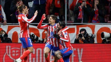 Giualiano Simeone celebra uno de sus goles ante el Getate con Griezmann y Rodrigo de Paul