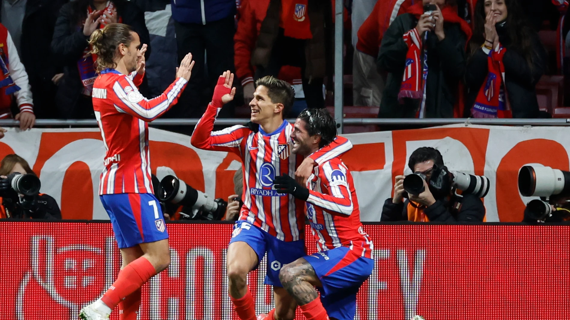 Giualiano Simeone celebra uno de sus goles ante el Getate con Griezmann y Rodrigo de Paul Giualiano Simeone celebra uno de sus goles ante el Getate con Griezmann y Rodrigo de Paul
