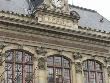Un policía ferroviario tirotea a un hombre tras pintar esvásticas y sacar una pistola falsa en París Un policía ferroviario tirotea a un hombre tras pintar esvásticas y sacar una pistola falsa en París