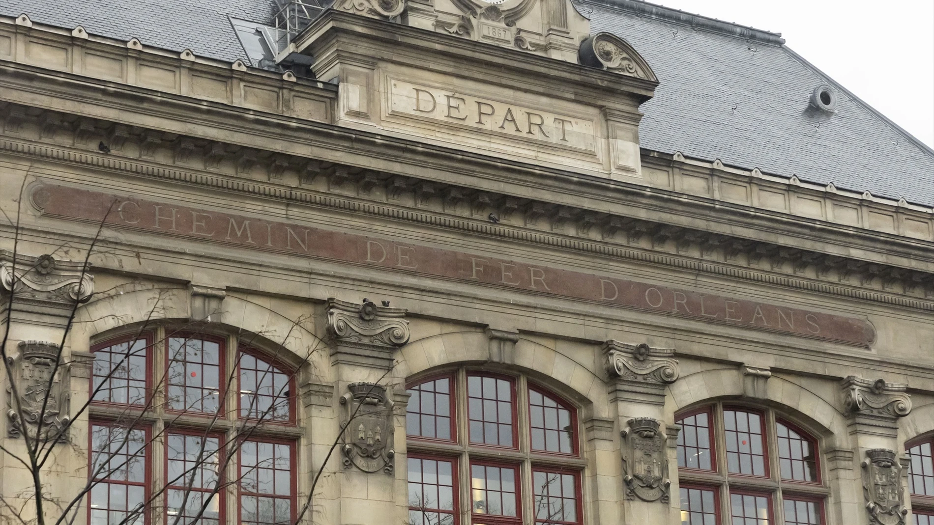 Un policía ferroviario tirotea a un hombre tras pintar esvásticas y sacar una pistola falsa en París Un policía ferroviario tirotea a un hombre tras pintar esvásticas y sacar una pistola falsa en París