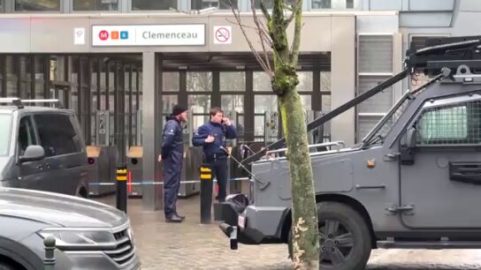 Dos encapuchados disparan con fusiles kalashnikov en una estaci&oacute;n de metro de Bruselas