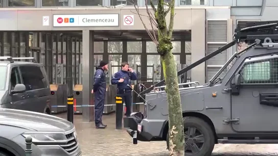 Dos encapuchados disparan con fusiles kalashnikov en una estación de metro de Bruselas Dos encapuchados disparan con fusiles kalashnikov en una estación de metro de Bruselas