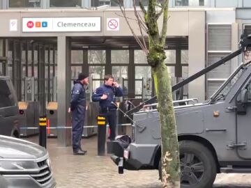 Dos encapuchados disparan con fusiles kalashnikov en una estación de metro de Bruselas