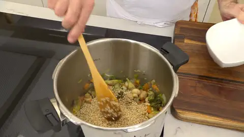 Añade el curry, el arroz, el caldo y una pizca de sal Añade el curry, el arroz, el caldo y una pizca de sal