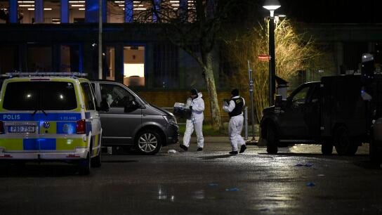 T&eacute;cnicos de la polic&iacute;a trabajan en la escena de un tiroteo escolar en Suecia.,