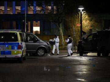 Técnicos de la policía trabajan en la escena de un tiroteo escolar en Suecia.,