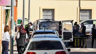 Empleados de la funeraria trasladan el cuerpo sin vida de la mujer Empleados de la funeraria trasladan el cuerpo sin vida de la mujer