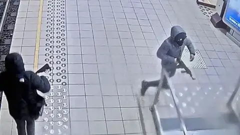 Los encapuchados que han abierto fuego en el metro de Bruselas Los encapuchados que han abierto fuego en el metro de Bruselas