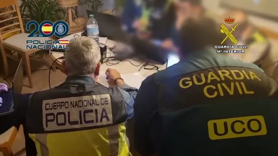 El momento de la detención del hacker de 18 años El momento de la detención del hacker de 18 años