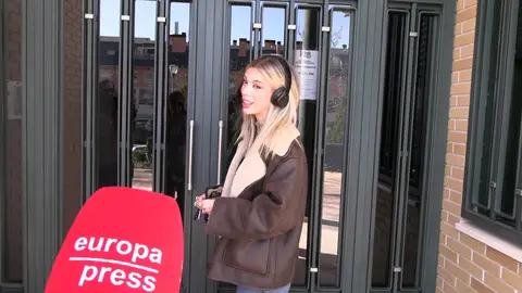 Alejandra Rubio atendiendo a la prensa Alejandra Rubio atendiendo a la prensa