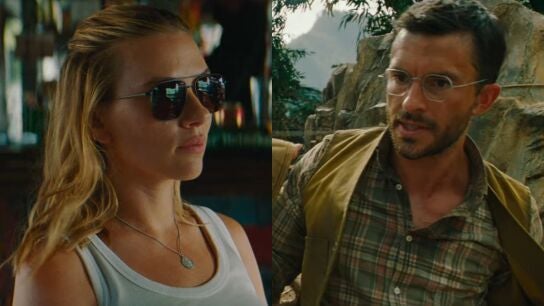 Scarlett Johansson y Jonathan Bailey en Jurassic World: El renacer