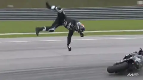 Jorge Martín sufre una fractura en la mano derecha y fracturas en el pie izquierdo tras una brutal caída Jorge Martín sufre una fractura en la mano derecha y fracturas en el pie izquierdo tras una brutal caída