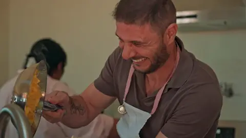 “Se ha pegado…”: Joaquín Sánchez no consigue lucirse con su tortilla de patata “Se ha pegado…”: Joaquín Sánchez no consigue lucirse con su tortilla de patata