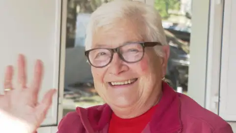 Anciana con edad y buen humor. Anciana con edad y buen humor.