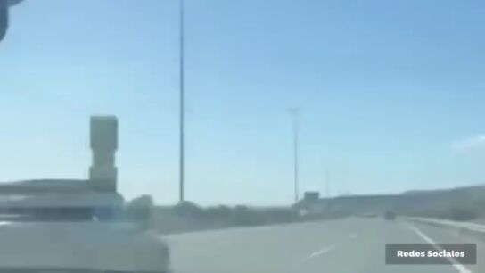 Conducci&oacute;n temeraria en Gran Canaria: un mini con un rollo de c&eacute;sped sobre el techo