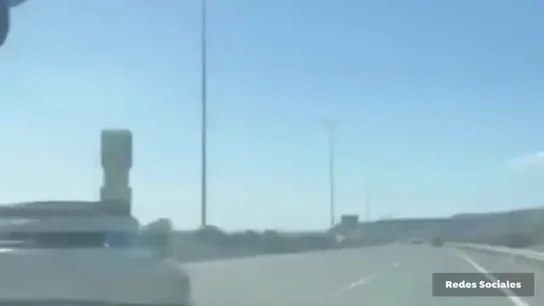 Conducción temeraria en Gran Canaria: un mini con un rollo de césped sobre el techo Conducción temeraria en Gran Canaria: un mini con un rollo de césped sobre el techo