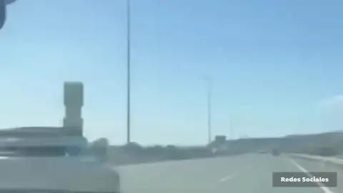 Conducción temeraria en Gran Canaria: un mini con un rollo de césped sobre el techo Conducción temeraria en Gran Canaria: un mini con un rollo de césped sobre el techo