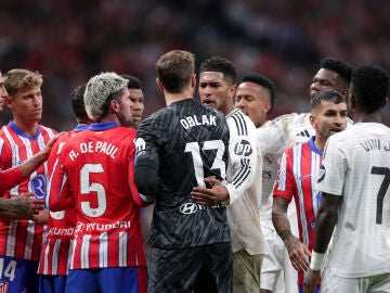 Los jugadores de Atlético y Real Madrid en el último derbi en el Metropolitano