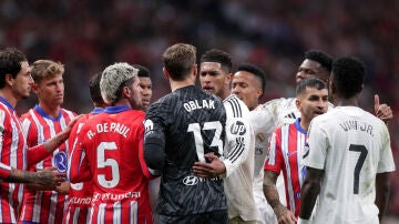 Los jugadores de Atlético y Real Madrid en el último derbi en el Metropolitano