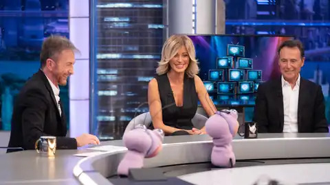¿Visitó un extraterrestre el Diario de Patricia? Las hormigas echan la vista atrás con Susanna Griso y Matías Prats ¿Visitó un extraterrestre el Diario de Patricia? Las hormigas echan la vista atrás con Susanna Griso y Matías Prats