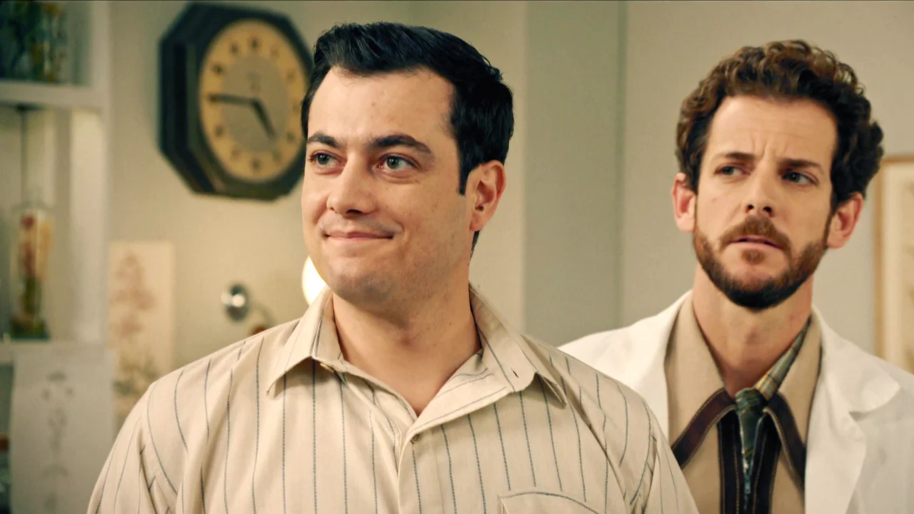 Joaquín le comunica a Tasio su ascenso tras la insistencia del joven de tener una mayor responsabilidad en Perfumerías De la Reina