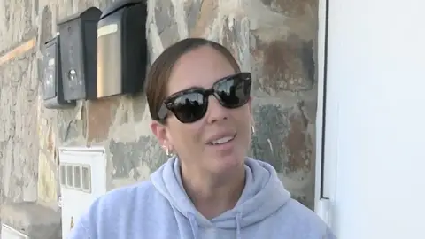 Anabel Pantoja en la puerta de su casa Anabel Pantoja en la puerta de su casa