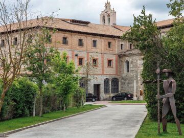 Los exmonjas de Belorado alquilarán un hotel en Arriondas (Asturias) para crear el "primer restaurante de clausura"