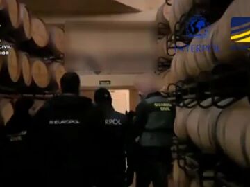 La Guardia Civil desmantela una red que falsificaba vino de La Rioja para venderlo en países asiáticos