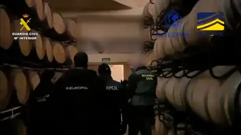 La Guardia Civil desmantela una red que falsificaba vino de La Rioja para venderlo en países asiáticos La Guardia Civil desmantela una red que falsificaba vino de La Rioja para venderlo en países asiáticos