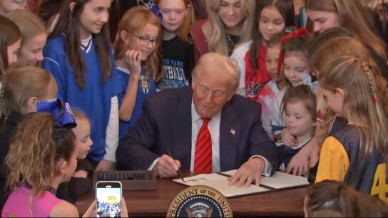 A3 Noticias de la Ma&ntilde;ana (06-02-25) Trump proh&iacute;be la participaci&oacute;n de mujeres trans en deportes femeninos y restringe visados para atletas transg&eacute;nero