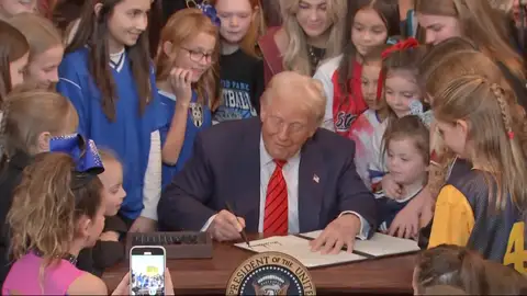 A3 Noticias de la Mañana (06-02-25) Trump prohíbe la participación de mujeres trans en deportes femeninos y restringe visados para atletas transgénero A3 Noticias de la Mañana (06-02-25) Trump prohíbe la participación de mujeres trans en deportes femeninos y restringe visados para atletas transgénero