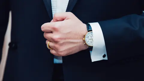 Hombre con un reloj y un anillo de lujo Hombre con un reloj y un anillo de lujo