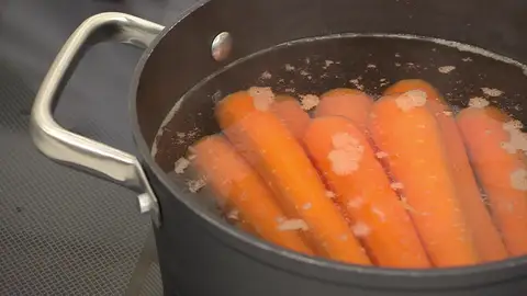 Pela las zanahorias, introdúcelas en la cazuela y cuécelas Pela las zanahorias, introdúcelas en la cazuela y cuécelas