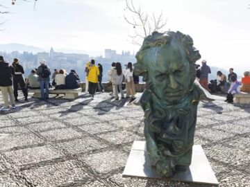 Estatuas expuestas en Granada por los Premios Goya