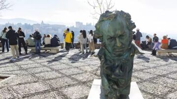 Estatuas expuestas en Granada por los Premios Goya