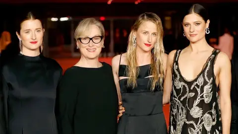 Meryl Streep con sus hijas Grace Gummer, Mamie Gummer y Louisa Jacobson Meryl Streep con sus hijas Grace Gummer, Mamie Gummer y Louisa Jacobson