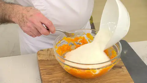 Agrega el azúcar y mezcla bien Agrega el azúcar y mezcla bien