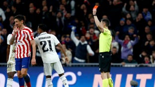 C&eacute;sar Soto Grado muestra la cartulina roja a Savic en los cuartos de final de la Copa del Rey 2023