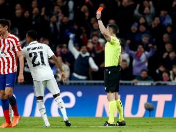 César Soto Grado muestra la cartulina roja a Savic en los cuartos de final de la Copa del Rey 2023