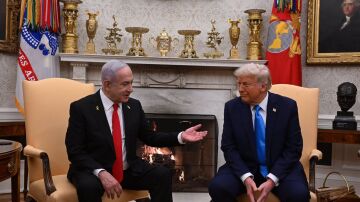 Netanyahu regala un 'busca' de oro a Trump como recuerdo del operativo contra miembros de Hezbolá