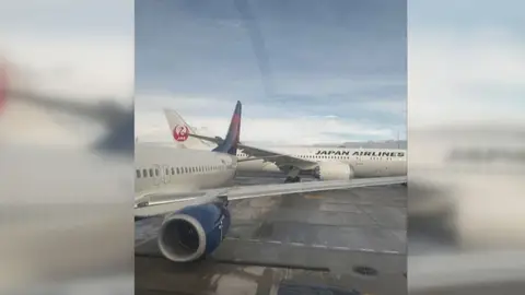 Choque de un Avión de Japan Airlines con una aeronave de Delta en Seattle Choque de un Avión de Japan Airlines con una aeronave de Delta en Seattle