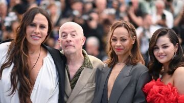 Karla Sofia Gascon, Jacques Audiard, Zoe Saldana y Selena Gomez en Cannes presentando Emilia Pérez